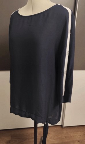 Dunkelblaues shirt mit - dunkelblaues, shirt,